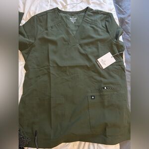 beyond scrubs olive green petite medium 3 pocket scrub top brand new with tags